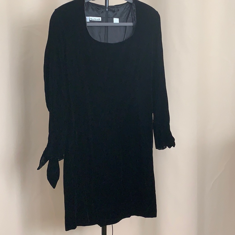Vintage Velvet shoulder pads Tie detail on sleeves